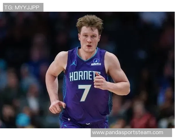 克尼佩尔昨日崴脚伤退今日现身兄弟高中比赛走路正常未佩戴护具 克尼佩尔昨日崴脚伤退今日现身兄弟高中比赛走路正常未佩戴护具