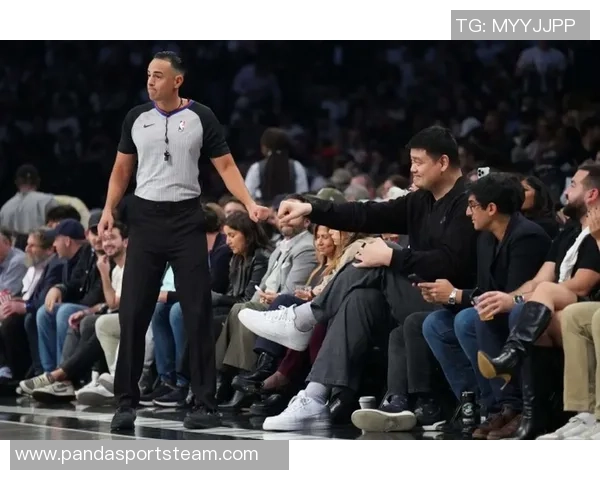 姚明重返休斯敦球迷期待他在主场揭幕战的精彩表现 姚明重返休斯敦球迷期待他在主场揭幕战的精彩表现